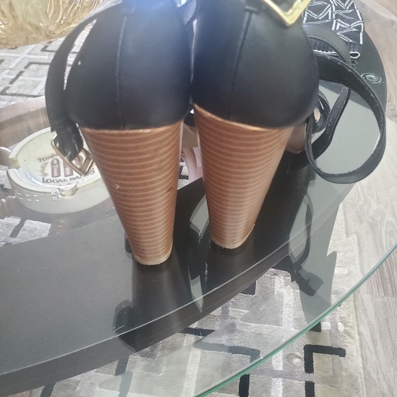 Shoes - Picture 2 of 4